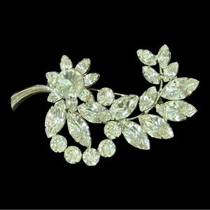 Vintage Clear Pronged Rhinestones Flower Leaves Brooch Pin Silvertone